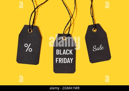 Gruppo di tag di prezzo con testo di vendita Black friday isolato su sfondo giallo Foto Stock