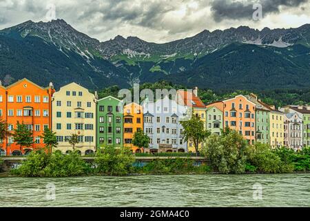 Vecchie case colorate si affacciano sul fiume INN di Innsbruck. Innsbruck, Tirolo, Austria, Europa Foto Stock