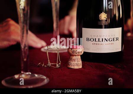 Bere con gli amici una squisita Bollinger squisita, champagne francese speciale cuvée, Foto Stock