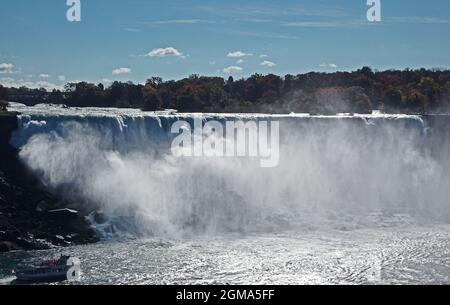 Horseshoe Niagara Falls, Ontario Toronto Canada. Un tour in barca al confine tra il Canada e New York USA in una splendida giornata di ottobre Foto Stock