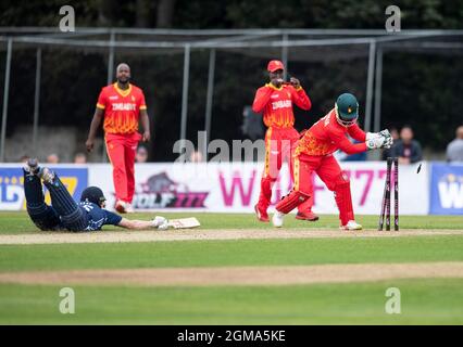 Edimburgo, Midlothian, Regno Unito. , . Come parte dei preparativi per la Coppa del mondo T20, Scotland Men ospita Zimbabwe Men nella seconda di una partita 3 della serie T20 al Grange di Edimburgo. PIC show: Zimbabwe battere la Scozia da 10 corse in una partita combattuta da vicino per fare tutto per giocare il credito Domenica: Ian Jacobs/Alamy Live News Foto Stock