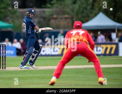 Edimburgo, Midlothian, Regno Unito. , . Come parte dei preparativi per la Coppa del mondo T20, Scotland Men ospita Zimbabwe Men nella seconda di una partita 3 della serie T20 al Grange di Edimburgo. PIC show: Zimbabwe battere la Scozia da 10 corse in una partita combattuta da vicino per fare tutto per giocare il credito Domenica: Ian Jacobs/Alamy Live News Foto Stock