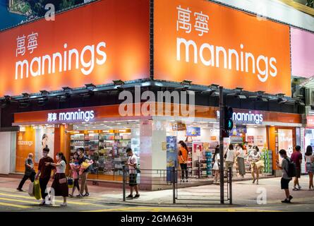 Hong Kong, Cina. 17 settembre 2021. I pedoni camminano davanti al ramo di cura personale del negozio Mannings a Hong Kong. Credit: SOPA Images Limited/Alamy Live News Foto Stock