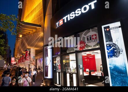 Hong Kong, Cina. 17 settembre 2021. I pedoni passano davanti al negozio di orologi di lusso svizzero Tissot visto a Hong Kong. Credit: SOPA Images Limited/Alamy Live News Foto Stock