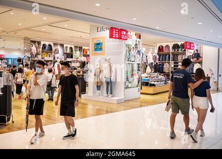 Hong Kong, Cina. 17 settembre 2021. Gli acquirenti passano accanto al logo del marchio di abbigliamento giapponese Uniqlo e si trovano a Hong Kong. Credit: SOPA Images Limited/Alamy Live News Foto Stock