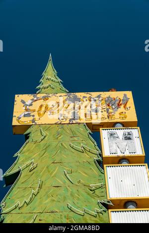 Idaho Falls, Idaho - 22 agosto 2021: Cartello retrò al neon per il motel abbandonato di Evergreen Gables Foto Stock