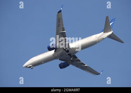 ISTANBUL, TURCHIA - 24 MAGGIO 2021: AnadoluJet Airlines Boeing 737-8AL (CN 40555) che atterra all'aeroporto Sabiha Gokcen di Istanbul. Foto Stock