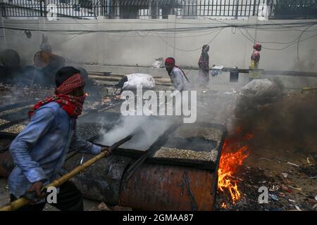 Dhaka, Bangladesh. 17 settembre 2021. I lavoratori del Bangladesh lavorano in un cantiere stradale a Dhaka, Bangladesh, 17 settembre 2021. (Foto di Suvra Kanti Das/Sipa USA) Credit: Sipa USA/Alamy Live News Foto Stock