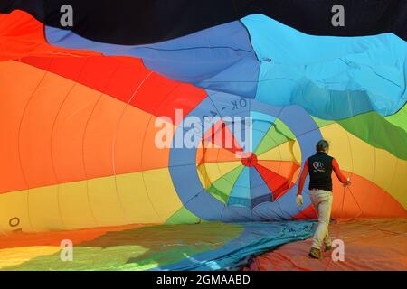 17 settembre 2021, Bela pod Bezdezem, Repubblica Ceca: Un balloonista FILIP LANCARIC del team Aeronautic Brno si prepara per il takeof. I palloncini ad aria calda volano da Bela pod Bezdezem la settimana che vedrà il 19° Festival ceco delle bollature ad aria calda ''Belske hemzeni'' si svolgerà a Bela pod Bezdezem (70 chilometri a nord di Praga) nella Repubblica Ceca. (Credit Image: © Slavek Ruta/ZUMA Press Wire) Foto Stock