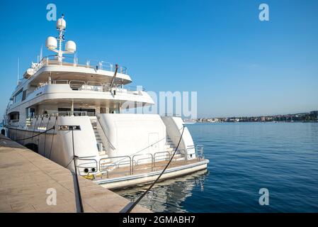 Lo yacht è ormeggiato nel porto. Foto Stock