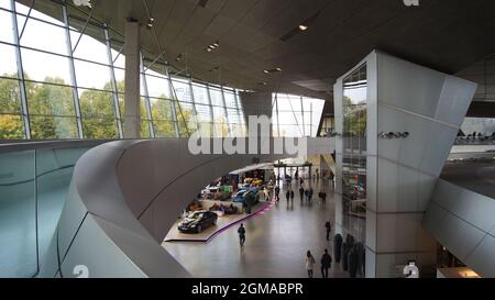 MONACO di BAVIERA, GERMANIA - 12 OTTOBRE 2015: Vista interna di BMW Welt Monaco, il centro di consegna ed esperienza del marchio BMW Foto Stock