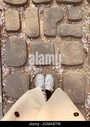 Vista dall'alto dei piedi donna su una strada di mattoni Foto Stock