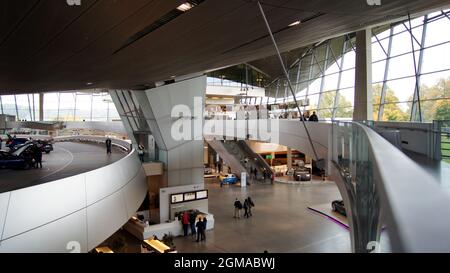 MONACO di BAVIERA, GERMANIA - 12 OTTOBRE 2015: Vista interna di BMW Welt Monaco, il centro di consegna ed esperienza del marchio BMW Foto Stock