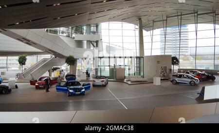 MONACO di BAVIERA, GERMANIA - 12 OTTOBRE 2015: Vista interna di BMW Welt Monaco, il centro di consegna ed esperienza del marchio BMW Foto Stock