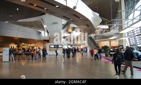 MONACO di BAVIERA, GERMANIA - 12 OTTOBRE 2015: Vista interna di BMW Welt Monaco, il centro di consegna ed esperienza del marchio BMW Foto Stock