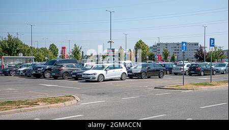 Parcheggio auto nella città di Zagabria, Croazia. Foto Stock