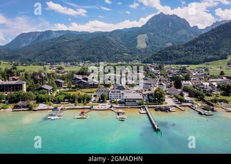 Strobl al lago Wolfgangsee di Salzkammergut, Austria. Vista aerea del pittoresco villaggio e destinazione turistica di viaggio. Foto Stock