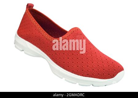 Scarpe sportive rosse slip-on isolate su sfondo bianco, scarpe senza pizzo Foto Stock