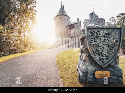 Castell Coch o il Castello Rosso e un monolito di draghi gallesi in autunno. Cardiff, Galles del Sud, Regno Unito - 15 settembre 2021 Foto Stock