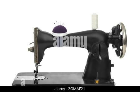 Vecchia macchina da cucire con filettatura su sfondo bianco Foto stock -  Alamy