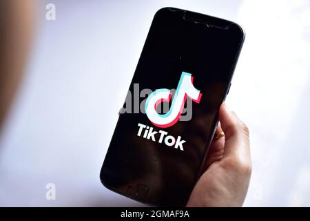 New Delhi, India - 23 aprile 2019: Ragazza che tiene il telefono con il servizio di streaming media e video applicazione TikTok sullo schermo, vietato dal indiano g Foto Stock