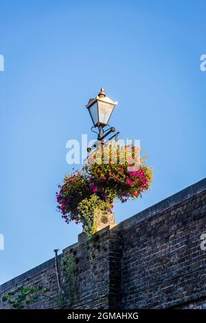 Lampada e cesto di fiori appeso su Kingston Bridge, Kingston-upon-Thames, Surrey, Inghilterra, Regno Unito Foto Stock