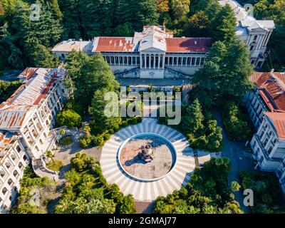 Russia, Krasnodar Krai, Sochi, veduta aerea del cortile del Sanatorium Ordzhonikidze abbandonato Foto Stock