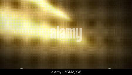 Piastra metallica forata con luce spot. Primo piano su sfondo metallico Foto Stock