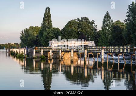 Teddington Lock sul Tamigi, London Borough of Richmond, Inghilterra, Regno Unito Foto Stock