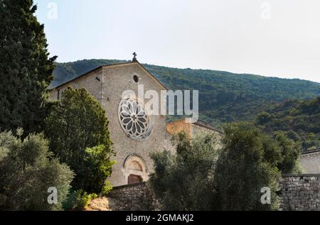 Abbazia cistercense di Valvosciolo nei pressi di Sermoneta , facciata della chiesa con bel rosone Foto Stock