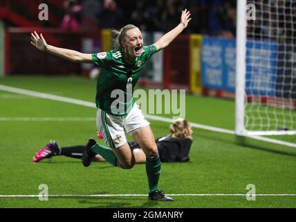 Lauren Wade, in Irlanda del Nord, celebra il quarto obiettivo del gioco durante la partita di qualificazione UEFA all'Inver Park di Larne. Data foto: Venerdì 17 settembre 2021. Vedi la storia della Pennsylvania SOCCER N Ireland Women. Il credito fotografico dovrebbe essere: Brian Lawless/filo PA. RESTRIZIONI: L'uso è soggetto a restrizioni. Solo per uso editoriale, nessun uso commerciale senza previo consenso da parte del titolare dei diritti. Foto Stock