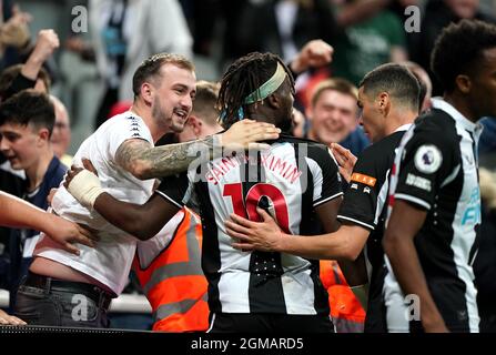 Allan Saint-Maximin (al centro) del Newcastle United celebra il primo obiettivo del gioco con compagni di squadra e tifosi durante la partita della Premier League al St James' Park di Newcastle. Data foto: Venerdì 17 settembre 2021. Vedi la storia della Pennsylvania SOCCER Newcastle. Il credito fotografico deve essere: Owen Humphreys/PA Wire. RESTRIZIONI: SOLO USO EDITORIALE Nessun utilizzo con audio, video, dati, liste di fixture, logo club/campionato o servizi 'live' non autorizzati. L'uso online in-match è limitato a 120 immagini, senza emulazione video. Nessun utilizzo nelle scommesse, giochi o pubblicazioni di singoli club/campionati/giocatori. Foto Stock