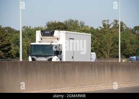 Staines, Regno Unito. 8 Settembre 2021. Un HGV sulla M25 a Staines. Alcune aziende del Regno Unito stanno segnalando problemi di interruzione nelle loro catene di fornitura a causa di una carenza di conducenti di veicoli pesanti a seguito della Brexit e a causa della pandemia del Covid-19. Credit: Maureen McLean/Alamy Foto Stock