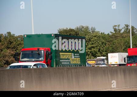 Staines, Regno Unito. 8 Settembre 2021. Un HGV sulla M25 a Staines. Alcune aziende del Regno Unito stanno segnalando problemi di interruzione nelle loro catene di fornitura a causa di una carenza di conducenti di veicoli pesanti a seguito della Brexit e a causa della pandemia del Covid-19. Credit: Maureen McLean/Alamy Foto Stock