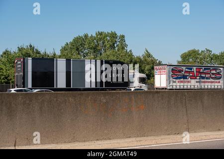 Staines, Regno Unito. 8 Settembre 2021. Un John Lewis HGV sulla M25 a Staines. Alcune aziende del Regno Unito stanno segnalando problemi di interruzione nelle loro catene di fornitura a causa di una carenza di conducenti di veicoli pesanti a seguito della Brexit e a causa della pandemia del Covid-19. Credit: Maureen McLean/Alamy Foto Stock