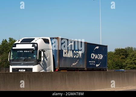 Staines, Regno Unito. 8 Settembre 2021. Due contenitori di spedizione sul retro di un HGV sulla M25 a Staines. Alcune aziende del Regno Unito stanno segnalando problemi di interruzione nelle loro catene di fornitura a causa di una carenza di conducenti di veicoli pesanti a seguito della Brexit e a causa della pandemia del Covid-19. Credit: Maureen McLean/Alamy Foto Stock