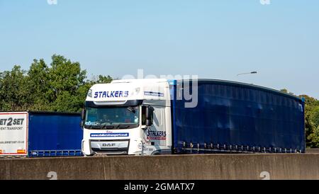 Staines, Regno Unito. 8 Settembre 2021. Un HGV sulla M25 a Staines. Alcune aziende del Regno Unito stanno segnalando problemi di interruzione nelle loro catene di fornitura a causa di una carenza di conducenti di veicoli pesanti a seguito della Brexit e a causa della pandemia del Covid-19. Credit: Maureen McLean/Alamy Foto Stock