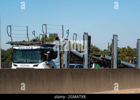 Staines, Regno Unito. 8 Settembre 2021. Un trasportatore sulla M25 a Staines. Alcune aziende del Regno Unito stanno segnalando problemi di interruzione nelle loro catene di fornitura a causa di una carenza di conducenti di veicoli pesanti a seguito della Brexit e a causa della pandemia del Covid-19. Credit: Maureen McLean/Alamy Foto Stock