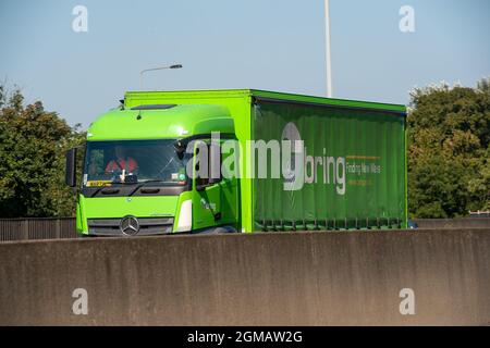 Staines, Regno Unito. 8 Settembre 2021. Un HGV sulla M25 a Staines. Alcune aziende del Regno Unito stanno segnalando problemi di interruzione nelle loro catene di fornitura a causa di una carenza di conducenti di veicoli pesanti a seguito della Brexit e a causa della pandemia del Covid-19. Credit: Maureen McLean/Alamy Foto Stock