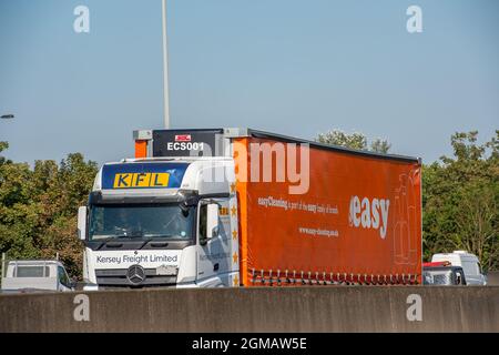 Staines, Regno Unito. 8 Settembre 2021. Un facile HGV sulla M25 a Staines. Alcune aziende del Regno Unito stanno segnalando problemi di interruzione nelle loro catene di fornitura a causa di una carenza di conducenti di veicoli pesanti a seguito della Brexit e a causa della pandemia del Covid-19. Credit: Maureen McLean/Alamy Foto Stock