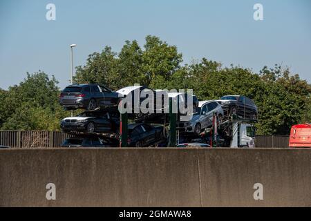 Staines, Regno Unito. 8 Settembre 2021. Nuovi BMWs su un trasportatore sulla M25 a Staines. Alcune aziende del Regno Unito stanno segnalando problemi di interruzione nelle loro catene di fornitura a causa di una carenza di conducenti di veicoli pesanti a seguito della Brexit e a causa della pandemia del Covid-19. Credit: Maureen McLean/Alamy Foto Stock