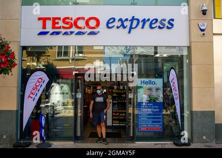 Staines, Surrey, Regno Unito. 8 Settembre 2021. A Staines è stato aperto un nuovo Tesco Express. Credit: Maureen McLean/Alamy Foto Stock