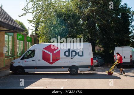 Staines, Surrey, Regno Unito. 8 Settembre 2021. Un driver DPD effettua una consegna. Molte aziende continuano a segnalare problemi relativi alla catena di fornitura a causa di una carenza di conducenti. Credit: Maureen McLean/Alamy Foto Stock