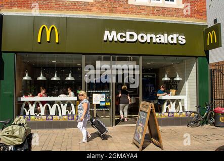 Staines, Surrey, Regno Unito. 8 Settembre 2021. I clienti che mangiano al McDonald's di Staines. I ristoranti hanno avuto recentemente problemi di catena di approvvigionamento con i loro frullati di latte. Credit: Maureen McLean/Alamy Foto Stock