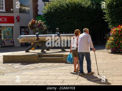 Staines, Surrey, Regno Unito. 8 Settembre 2021. Una coppia anziana fuori shopping a Staines. Credit: Maureen McLean/Alamy Foto Stock