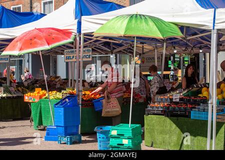 Staines, Surrey, Regno Unito. 8 Settembre 2021. Il mercato della frutta e della verdura a Staines. Credit: Maureen McLean/Alamy Foto Stock