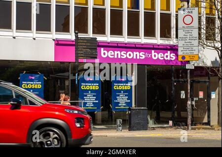 Staines, Surrey, Regno Unito. 8 Settembre 2021. Il negozio Bensons for Beds di Staines è chiuso ed è ora vacante. Credit: Maureen McLean/Alamy Foto Stock