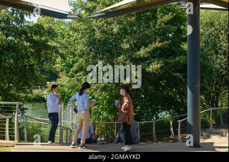 Staines, Surrey, Regno Unito. 8 Settembre 2021. Gli impiegati indossano le maschere facciali durante la pausa pranzo mentre chiacchierano presso il Tamigi a Staines. Credit: Maureen McLean/Alamy Foto Stock