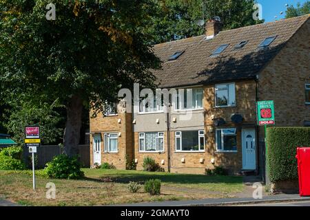 Staines, Surrey, Regno Unito. 8 Settembre 2021. Vendita cartelli fuori case a Staines. Il mercato immobiliare sembra continuare ad essere forte. Credit: Maureen McLean/Alamy Foto Stock