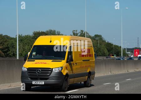 Staines, Surrey, Regno Unito. 8 Settembre 2021. Un furgone DHL su una consegna come la tendenza per lo shopping in linea continua a crescere. Credit: Maureen McLean/Alamy Foto Stock